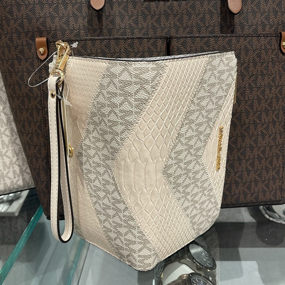MICHAEL KORS JST LG DOUBLE ZIP WRISTLET WALLET PHONE HOLDER 
Light Cream 
NWT - Picture 9 of 16